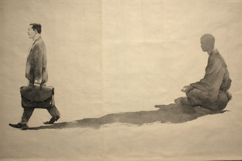 Tuschzeichnung eines Geschäftsmannes, dessen Schatten einen Meditierender ist. Richtig handeln als meditative Praxis im Buddhismus